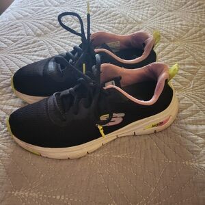 Skechers Women's Black and Pink Arch Fit Sneakers